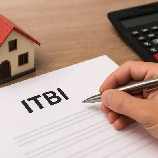 Comprador assinando a escritura de um apartamento em Praia Grande